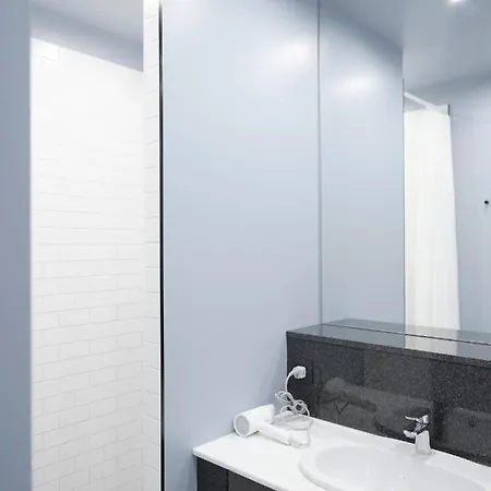 Aparthotel Miro Skolas - Quiet Chic, Free Parking, Self Check-in Riga