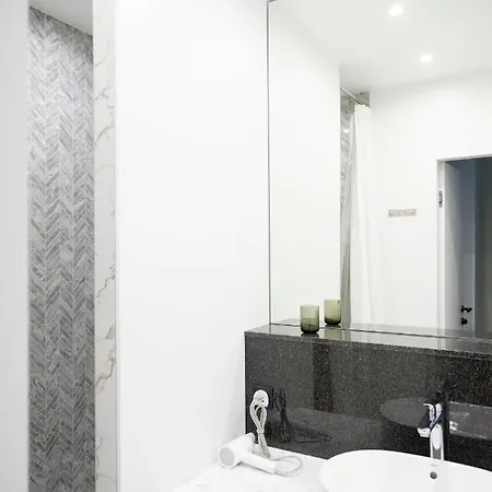 Aparthotel Miro Skolas - Quiet Chic, Free Parking, Self Check-in *