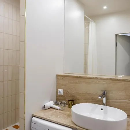 Miro Skolas - Quiet Chic, Free Parking, Self Check-in Рига